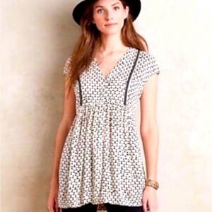 Anthropologie V-Neck Printed Cap Sleeve Tunic in Cream and Black